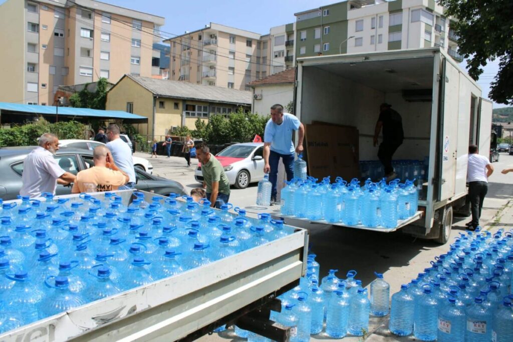 Unioni i Shoqatave Shqiptare në Mërgim shpërndan 6 mijë litra ujë për banorët e Gostivarit