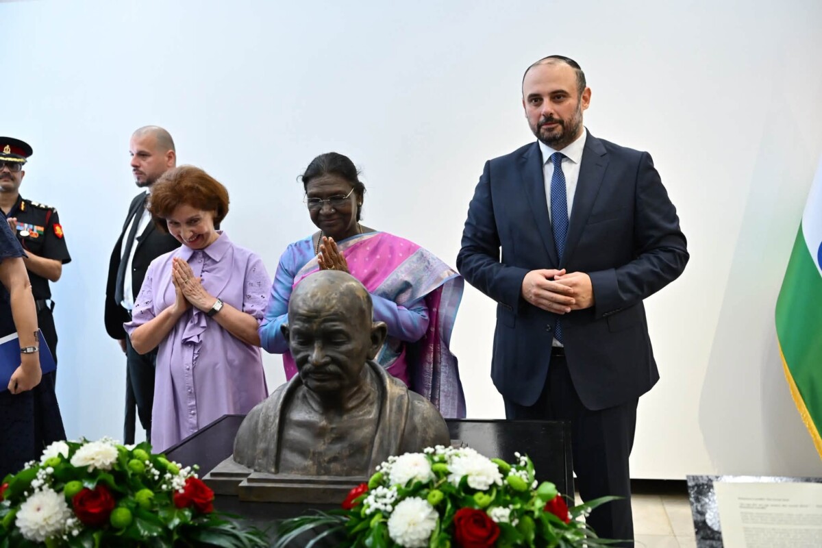 Vendoset busti i Mahatma Gandit në Shkup  Simbol i paqes dhe miqësisë mes Maqedonisë dhe Indisë