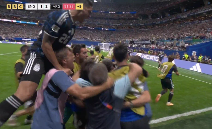 Me një këmbë në finale  Argjentina shënon golin e dytë ndaj Anglisë