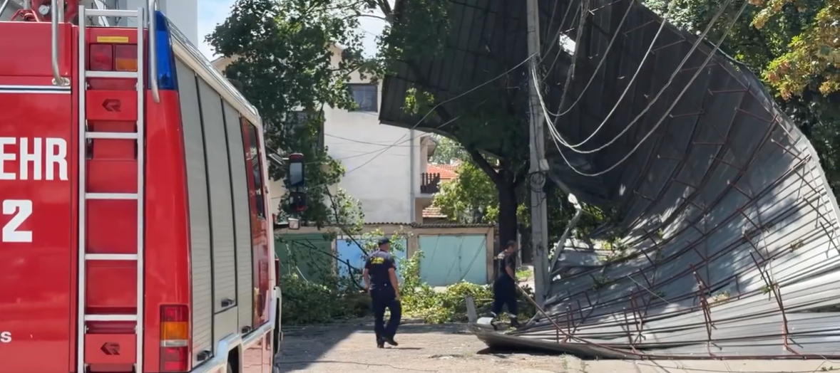 Dëme në Kumanovë  Çati dhe rrugë të bllokuara nga stuhia
