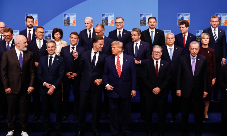 Erdogan u dhuron liderëve të NATO s pistoleta të personalizuara