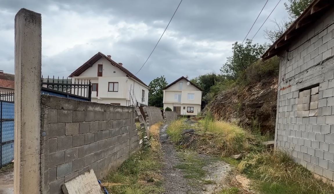 8 muaj jetë nën shkëmbin e çarë në Likovë  Autoritet nuk marrin masa  ia hedhin përgjegjësinë njëra tjetrës