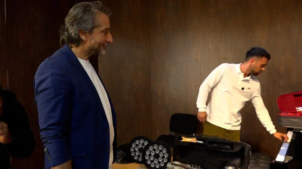 Yll Limani i gëzon nxënësit e shkollës së muzikës me një dhuratë të veçantë