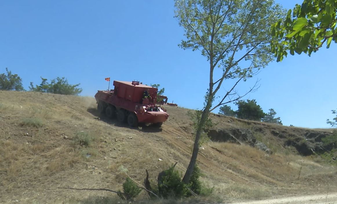 Automjetet zjarrëfikëse tregojnë fuqinë në terren  Angellov  Kujdes nga zjarret  rreziku është i lartë