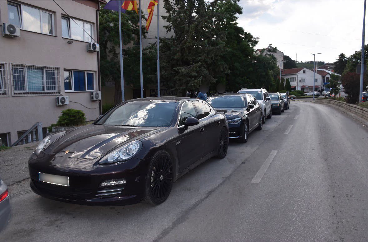 Konfiskohen 6 vetura dhe një banesë të Aleksandar Lazarovit  i arratisuri nga Stacioni Policor që u arrestua më pas