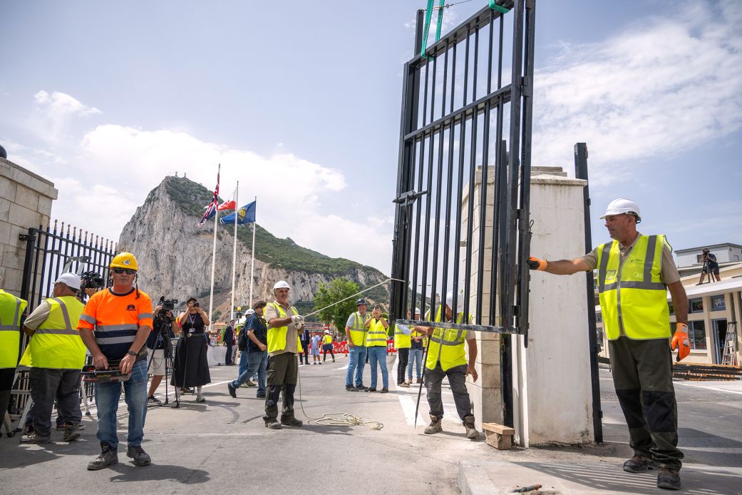 Gjibraltari hyn në një epokë të re  hiqet gardhi kufitar i territorit britanik me Spanjën