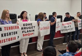Emrat e rrugëve përplasin këshilltarët në Tetovë  AKI proteston në seancë
