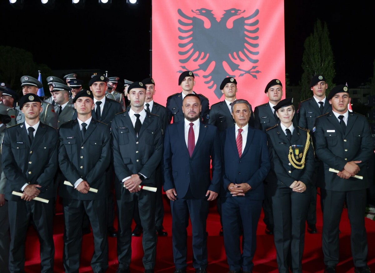 10 shtetas të Kosovës diplomuan në akademinë ushtarake të Shqipërisë