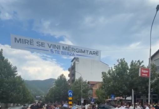 Vendosja e banderolës  Mirë se vini mërgimtarë  nxit reagime  Policia tenton largimin  qytetarët e Kërçovës dalin në rrugë për të kundërshtuar