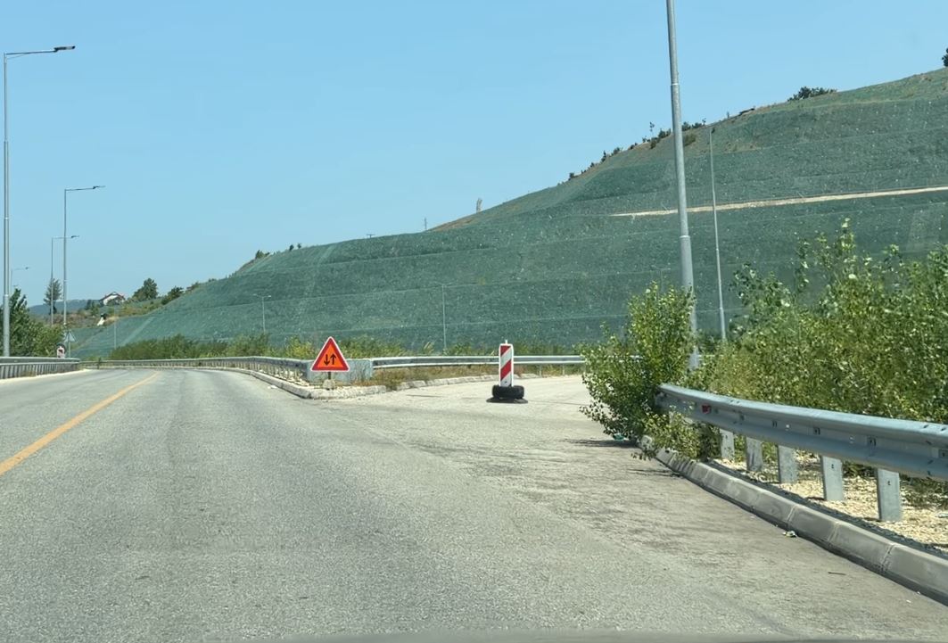 Aksidenti tragjik në Bllacë  vetura devijoi në autostradën e papërfunduar dhe ra në humnerë 