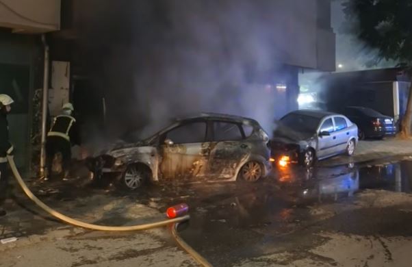 Digjet një veturë në  Xhon Kenedi  të Shkupit  flakët përfshijnë edhe dy automjete të tjera