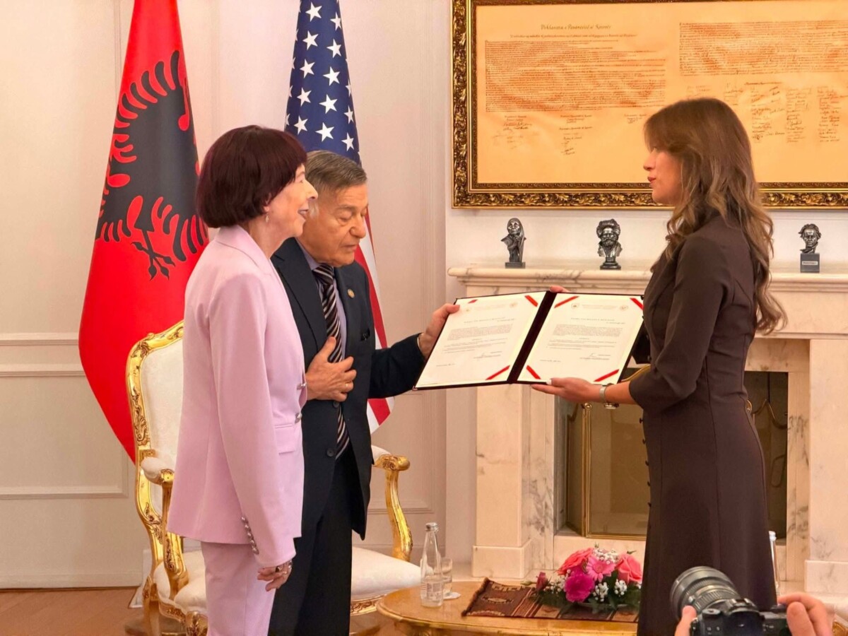 Joe DioGuardi dhe Shirley Cloyes DioGuardi marrin shtetësinë e Kosovës