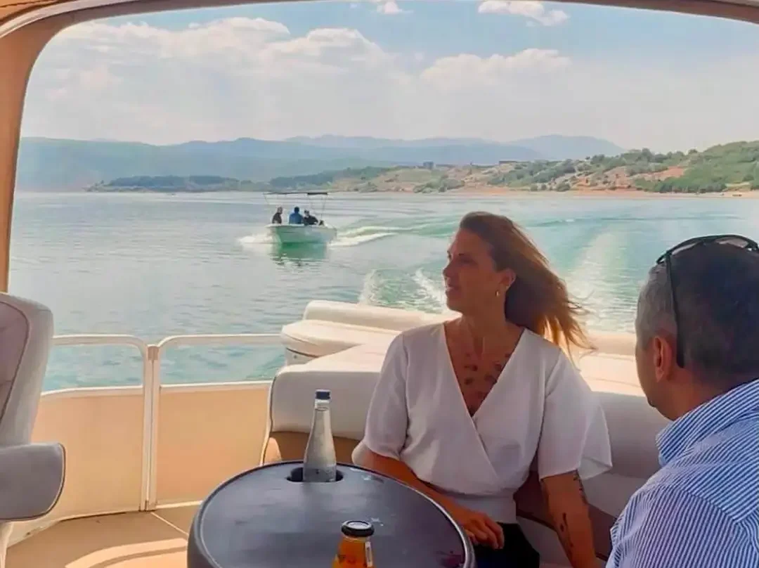 U d  ambasadorja amerikane në Dibër  shijon Liqenin dhe bukuritë e qytetit  Varnes takoi kryetarin Mela dhe komunitetin e biznesit