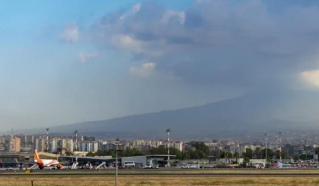 rete-e-hirit-nga-etna-detyrojne-aeroportin-e-katanias-te-pezulloje-fluturimet