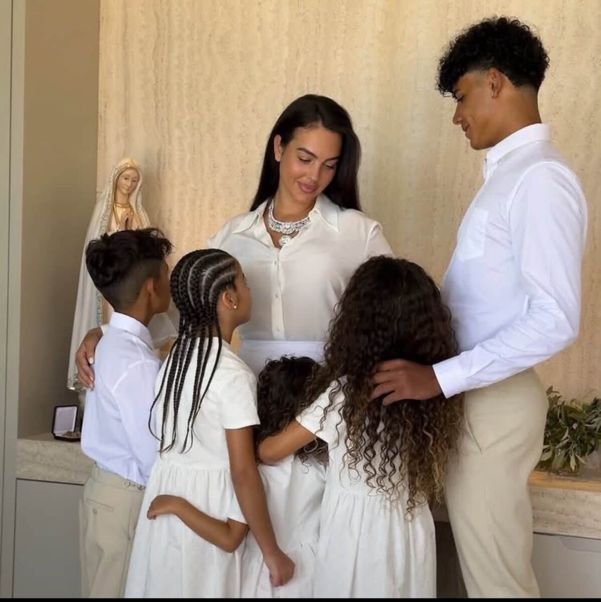 Pas martesës  raportohet se Georgina ka adoptuar tre fëmijët e Ronaldos