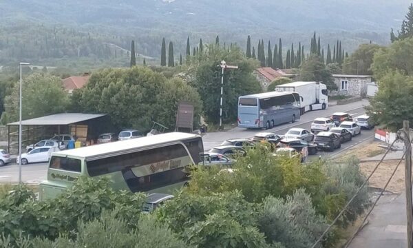 Kaos në kufijtë e Kroacisë  mërgimtarët po përballen me kolona disaorëshe