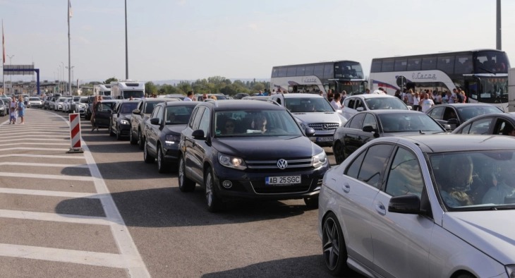 Pritje më shumë se një orë në pikat kufitare