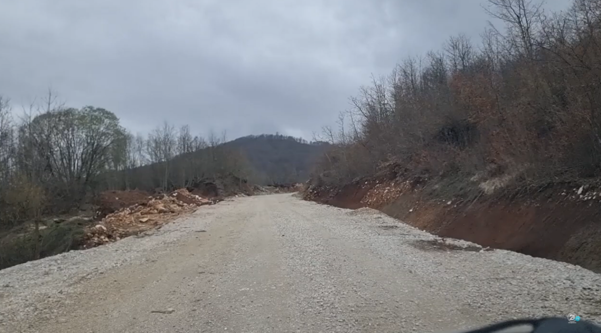 Rrëshqitjet e dheut vonojnë përfundimin  Do të ketë tender të ri për rrugën Izvor Dibër
