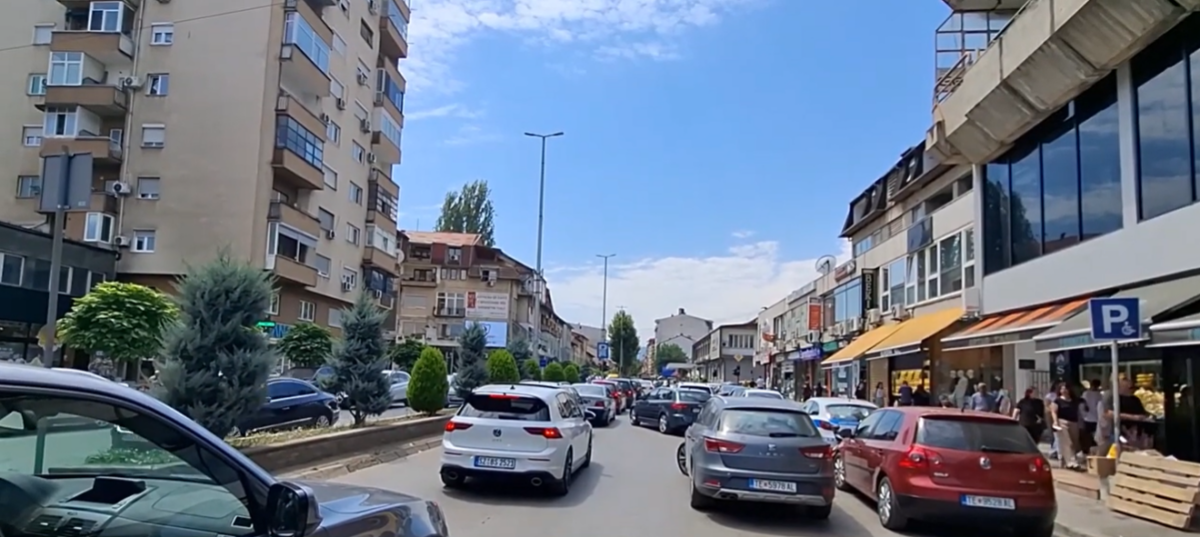 Në mes të kaosit të trafikut  Tetova mbetet pa dy karrotrecë  Kasami fajëson mungesën e policëve  SPB thotë se kishte angazhuar 4 policë