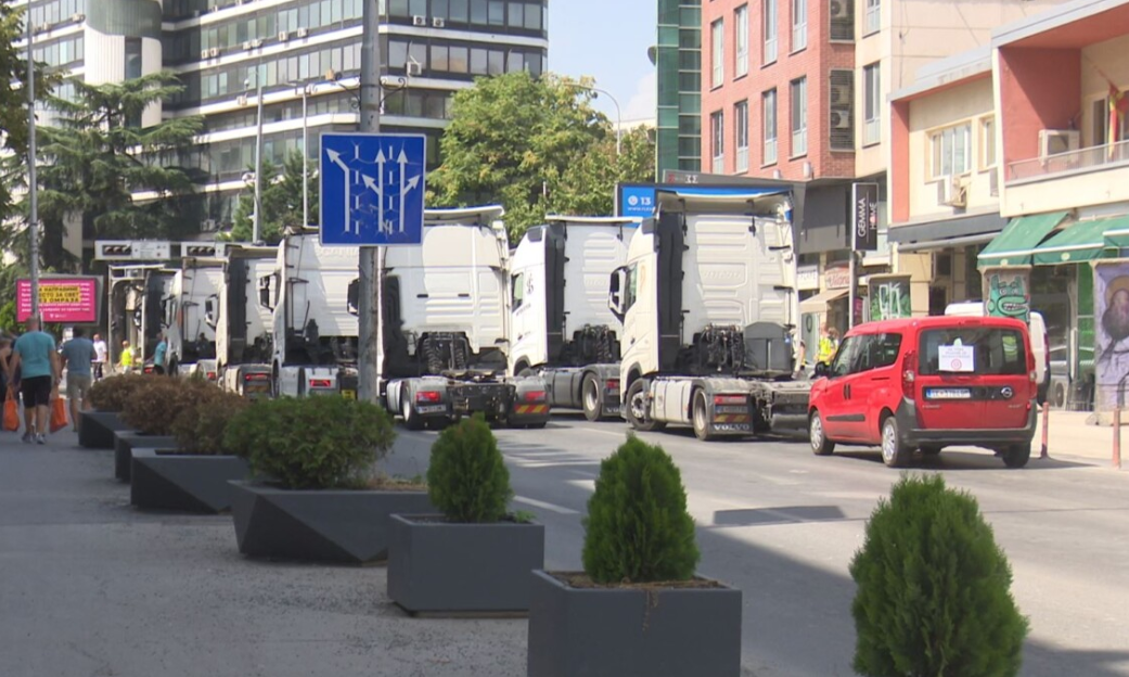 I parkuan kamionët para zyrës së BE së në Shkup  Transportuesit në protestë  paralajmërohet bllokadë e kufirit