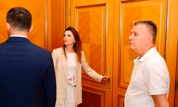 Dyert e Kuvendit të mbyllura  Çitaku  Republika është peng i Kurtit