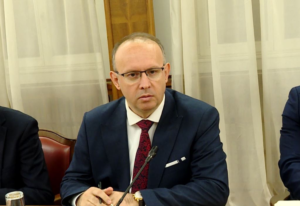 neser-deputetet-rikthehen-ne-kuvend-badenteri-pikepyetje-gashi-ngerci-kerkon-zgjidhje-politike-jo-zgjedhje