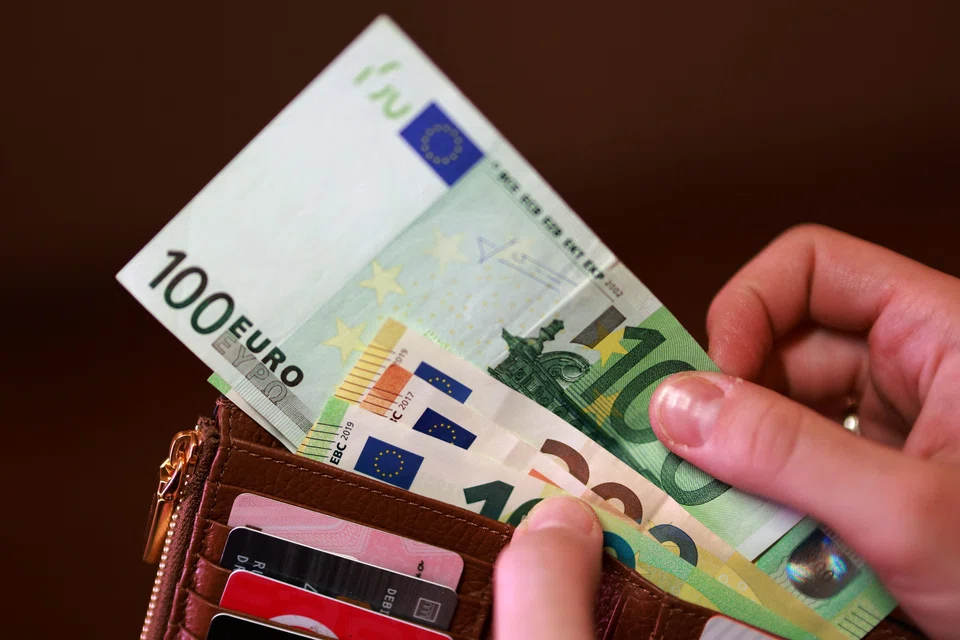 Frika nga krizat po i shtyn evropianët të mbajnë më shumë para të gatshme