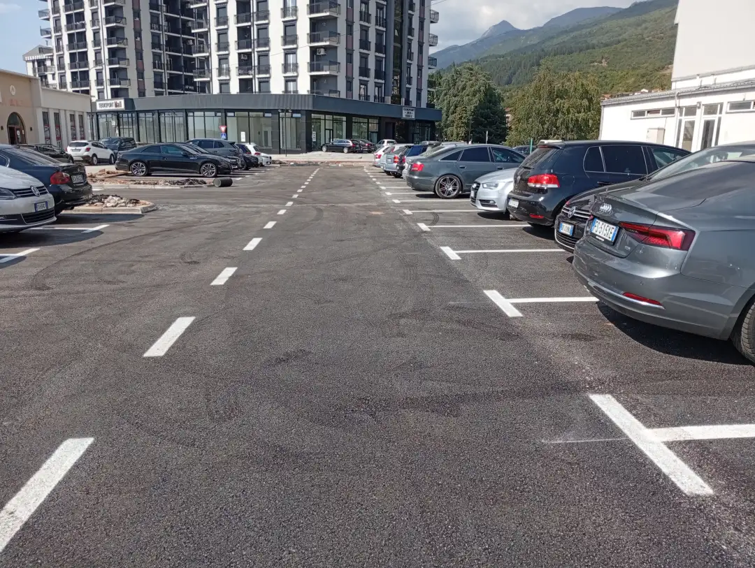 Vihen në përdorim një pjesë e parkingjeve të reja publike në Dibër