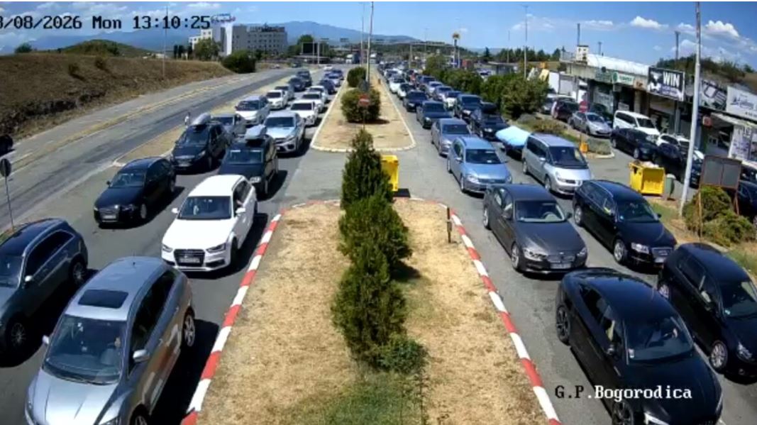 Për 24 orë  mbi 17 mijë persona janë larguar nga Maqedonia e Veriut drejt Greqisë  Kolona të gjata nëpër pikat kufitare