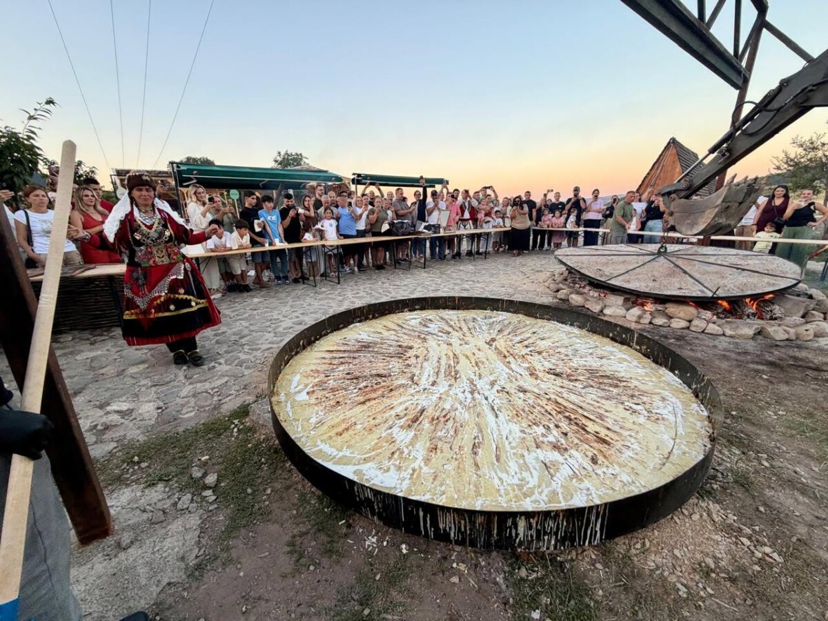pergatitet-flia-gjigante-3-metershe-ne-festivalin-e-flise-ne-prapashtice-vizitoret-shijojne-falas-kos-e-produkte-tradicionale