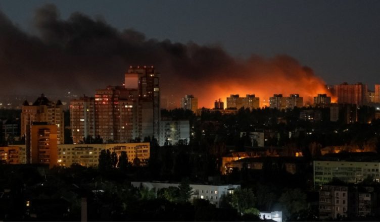 Të paktën 27 të vrarë pas sulmit rus në një depo pranë Kievit