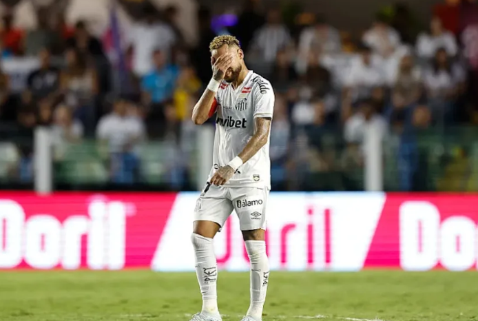 Neymar bëhet i pari që largohet nga fusha për shkak të rregullit të ri