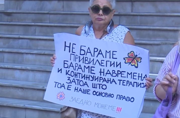 Pacientët me kancer kërkojnë terapi  jo privilegje  Ministria premton zgjidhje  klinika thotë se problemi po tejkalohet