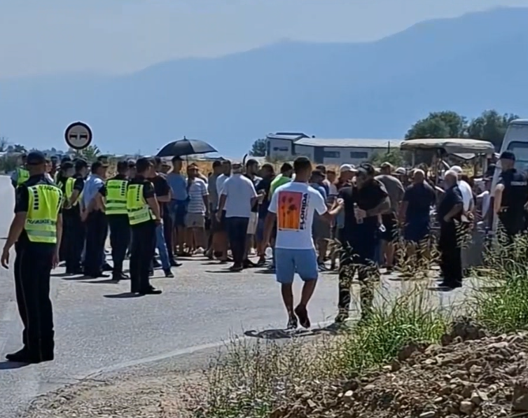 Protestë e bujqve të Strumicës  specat e ajvarit në vend të tregut  përundojnë në rrugë