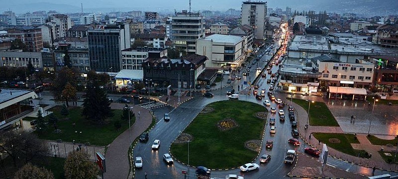 Tavolina  mallra e vetura në trotuaret e Tetovës  Qytetarët kërkojnë lirimin e hapësirave publike