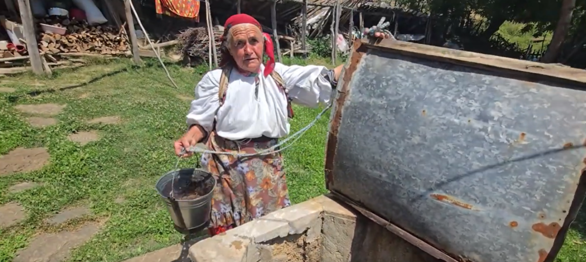 Një shtëpi  një bunar dhe shumë kujtime  Jeta e hallës Qamile  mes traditës dhe vetmisë