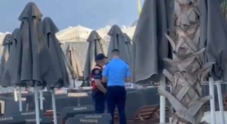 Shtetasi francez gjendet i vdekur në një shezlon në Ksamil  dyshohet se u qëllua për vdekje