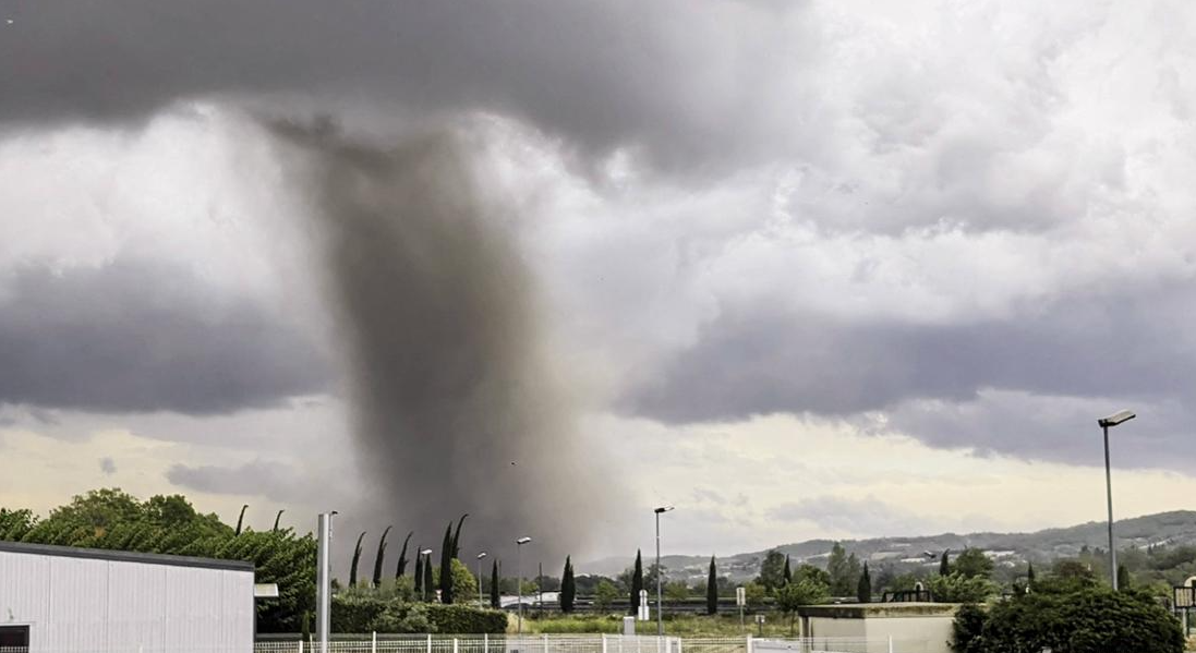 Tornado godet jugperëndimin e Francës  raportohet për disa të plagosur