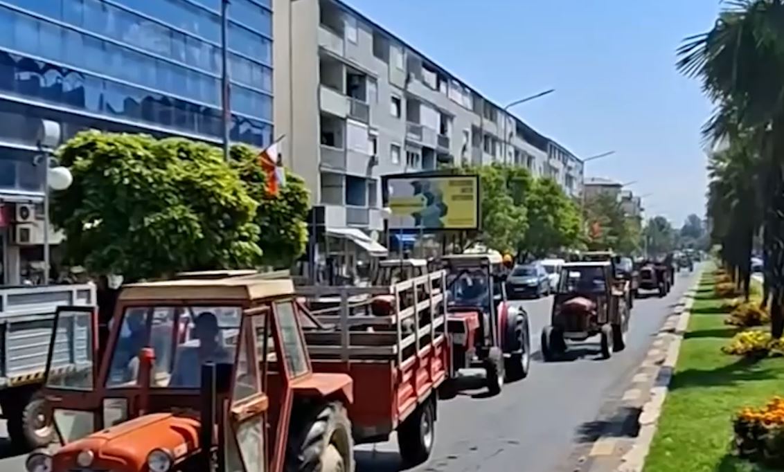 Bujqit me traktorë bllokuan Strumicën   U dogjëm në fusha në këtë vapë  ata duan ta marrin specin pothuajse falas 