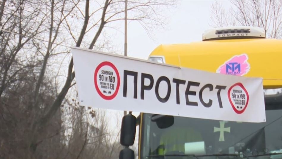 Transportuesit nga Maqedonia sërish në protestë  kërkojnë zgjidhjen e problemit me shoferët