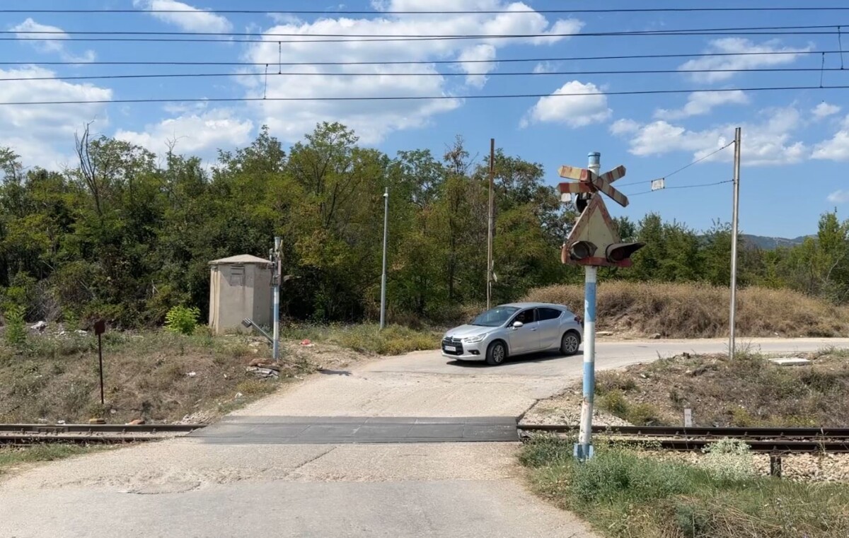 Llojan  rrezik në kalimin hekurudhor  Banorët kërkojnë tra dhe sinjalistikë të re