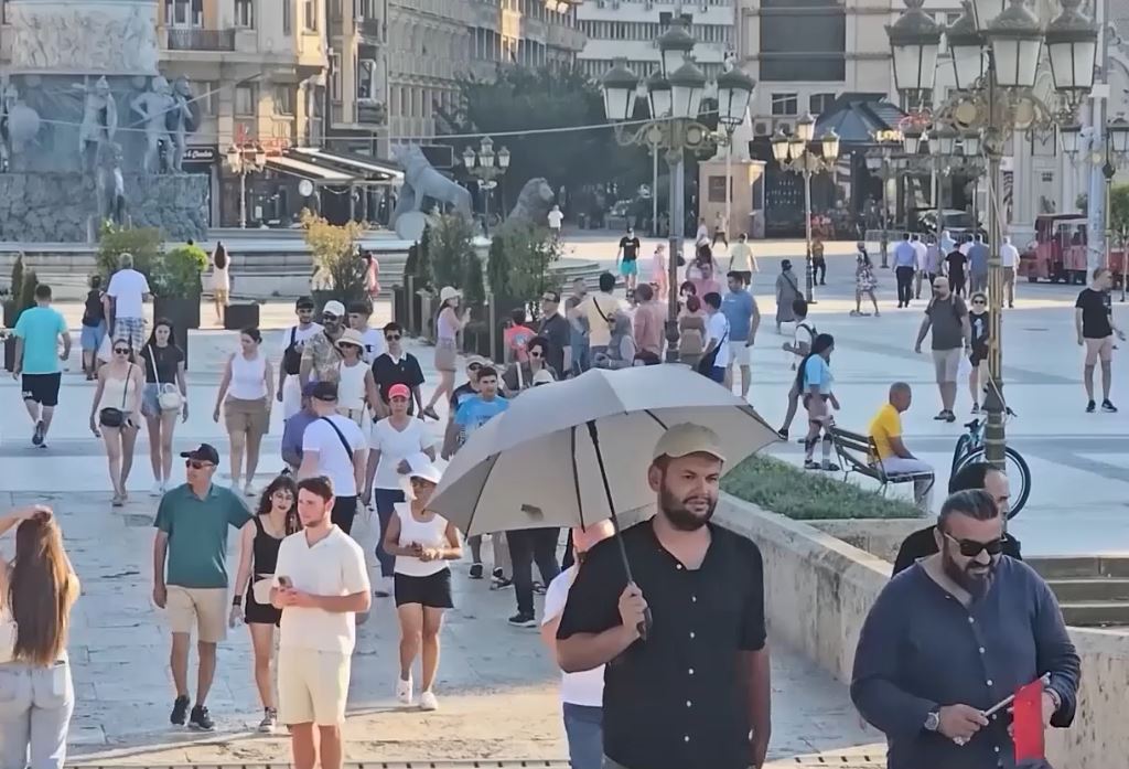 Shkup  vapa rrit ndërhyrjet e ndihmës së shpejtë  Kolapse në autobusë e vende publike  mjekët kërkojnë kujdes