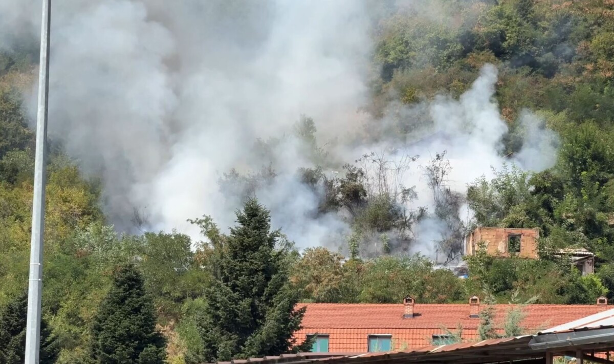 Zjarr në afërsi varrezave ortodokse në Tetovë  po përhapet drejt Malit Sharr
