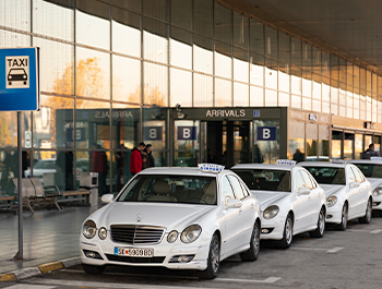 Vetëm një hyrje falas për 24 orë me të njëjtën makinë  Taksistët kundërshtojnë kufizimin e ri të Aeroportit të Shkupit