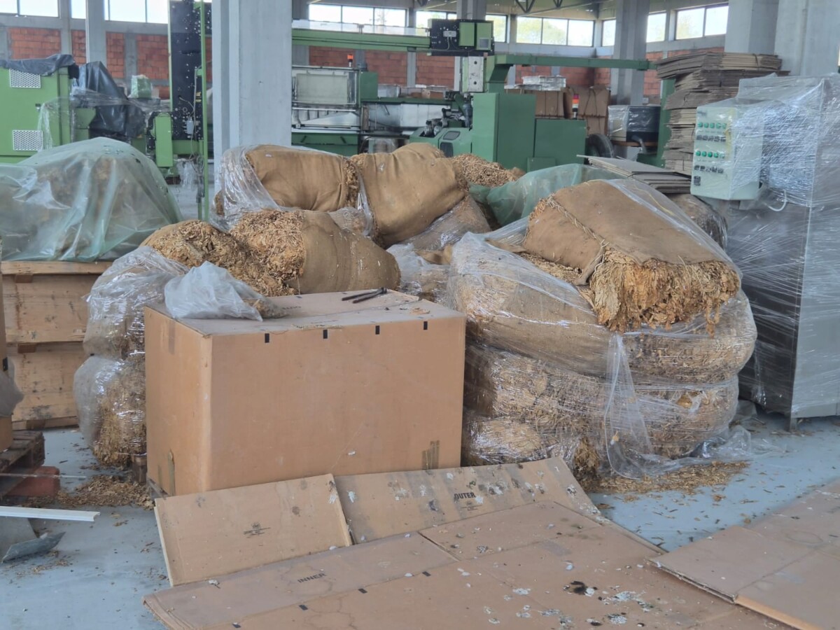 Në Mal të Zi zbulohet magazinë ilegale me 13 5 tonë duhan