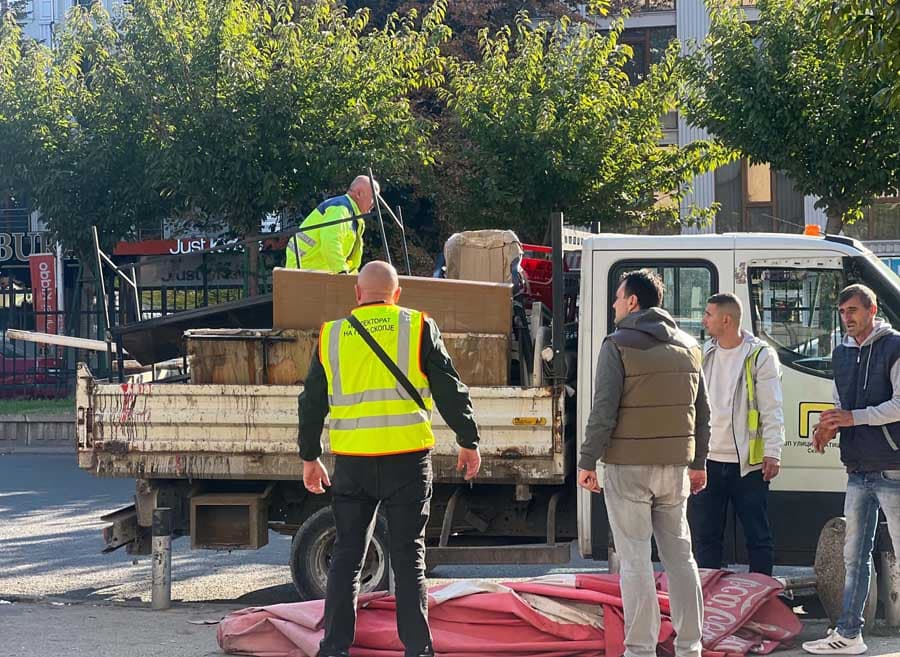 Hiqen tezgat e improvizuara përreth  Bit Pazarit   Sekuestrohen rreth 500 kilogramë ushqime