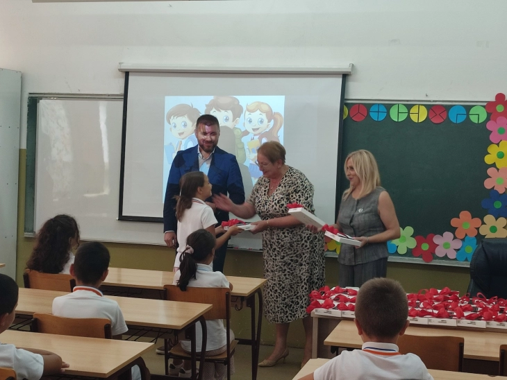 nxenesit-e-klases-se-katert-ne-aerodrom-marrin-edhe-kete-vit-tableta-30-te-parat-ua-dorezuan-ministrja-dhe-kryetari-i-komunes