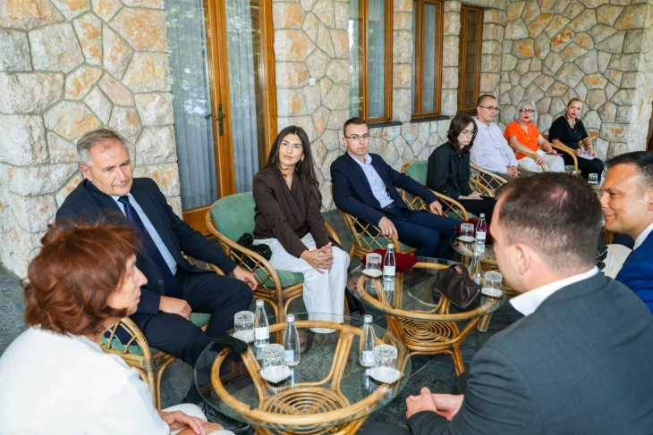 Inxhinierët e rinj kërkojnë kushte më të mira pune  Siljanovska davkova  T u japim hapësirë inxhinierëve të rinj të krijojnë në vend