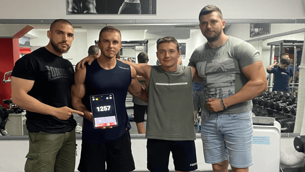 Shtetasi i Maqedonisë thyen rekordin botëror  realizoi 1 257 pompa për 1 orë me 9 kg peshë