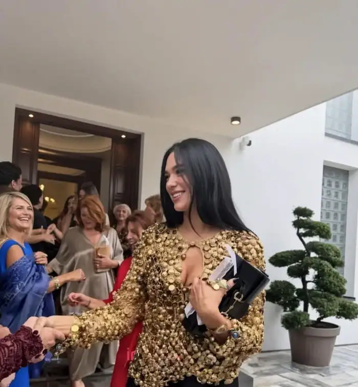 dua-lipa-me-vizite-te-befasishme-ne-peje-merr-pjese-ne-dasmen-e-kusheririt